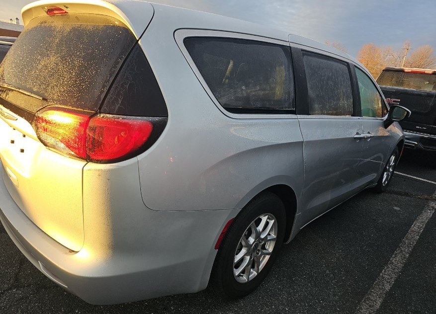 2022 Chrysler Voyager Image 2
