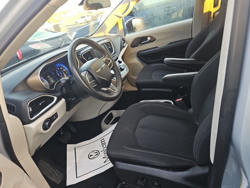 2022 Chrysler Voyager Image 3