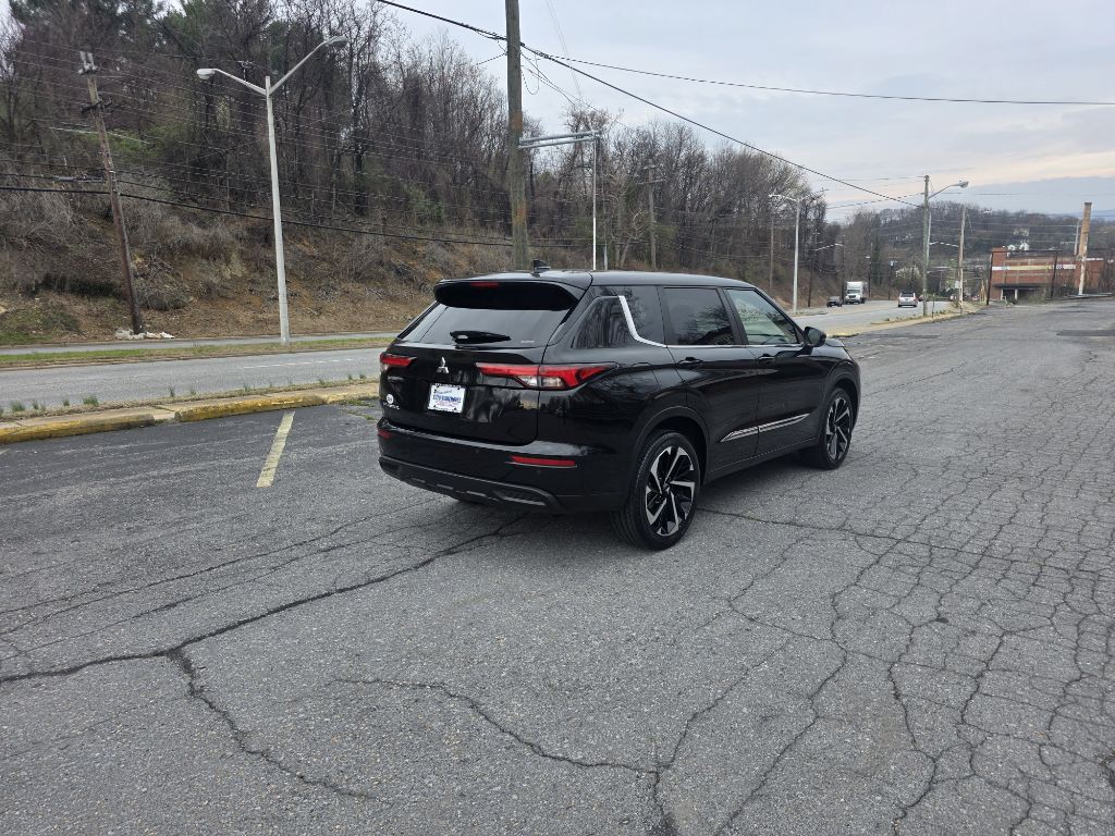 2022 Mitsubishi Outlander Image 1