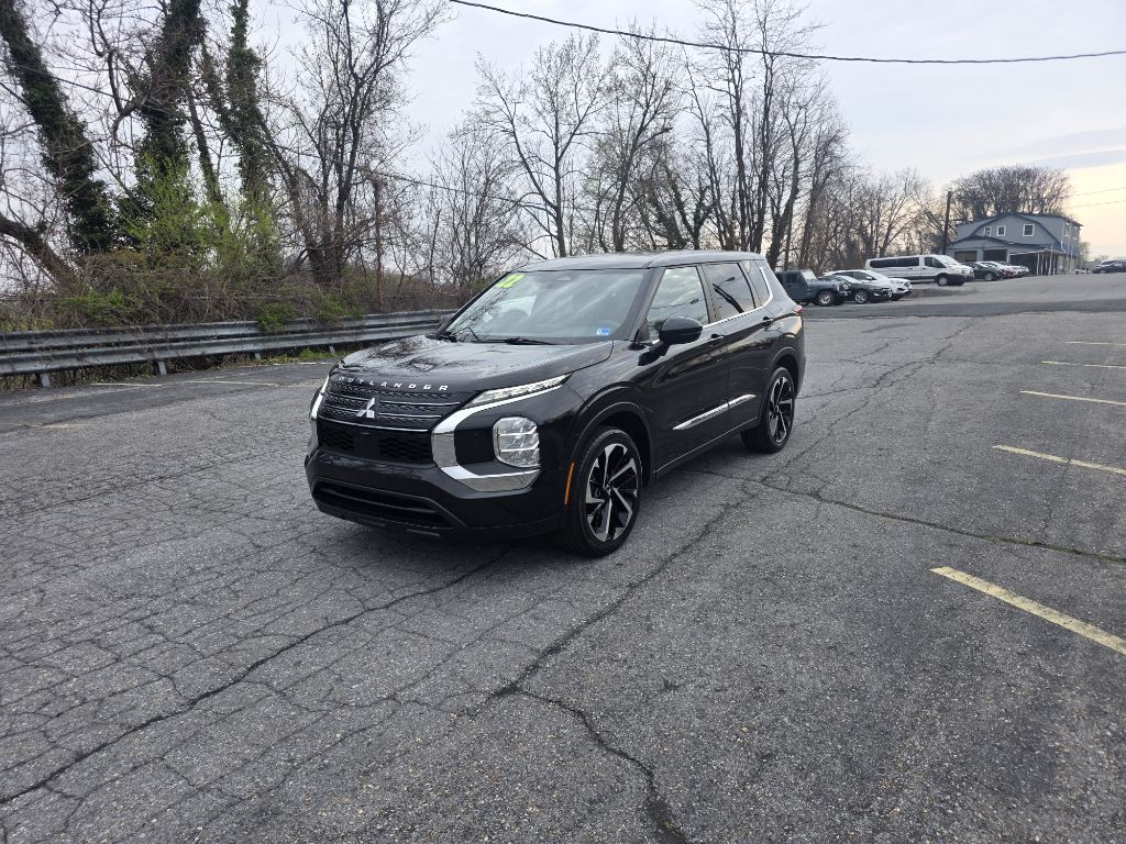 2022 Mitsubishi Outlander Image 2