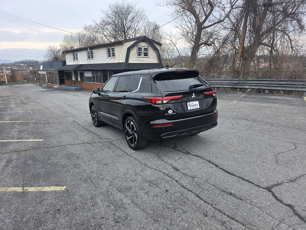 2022 Mitsubishi Outlander Image 4