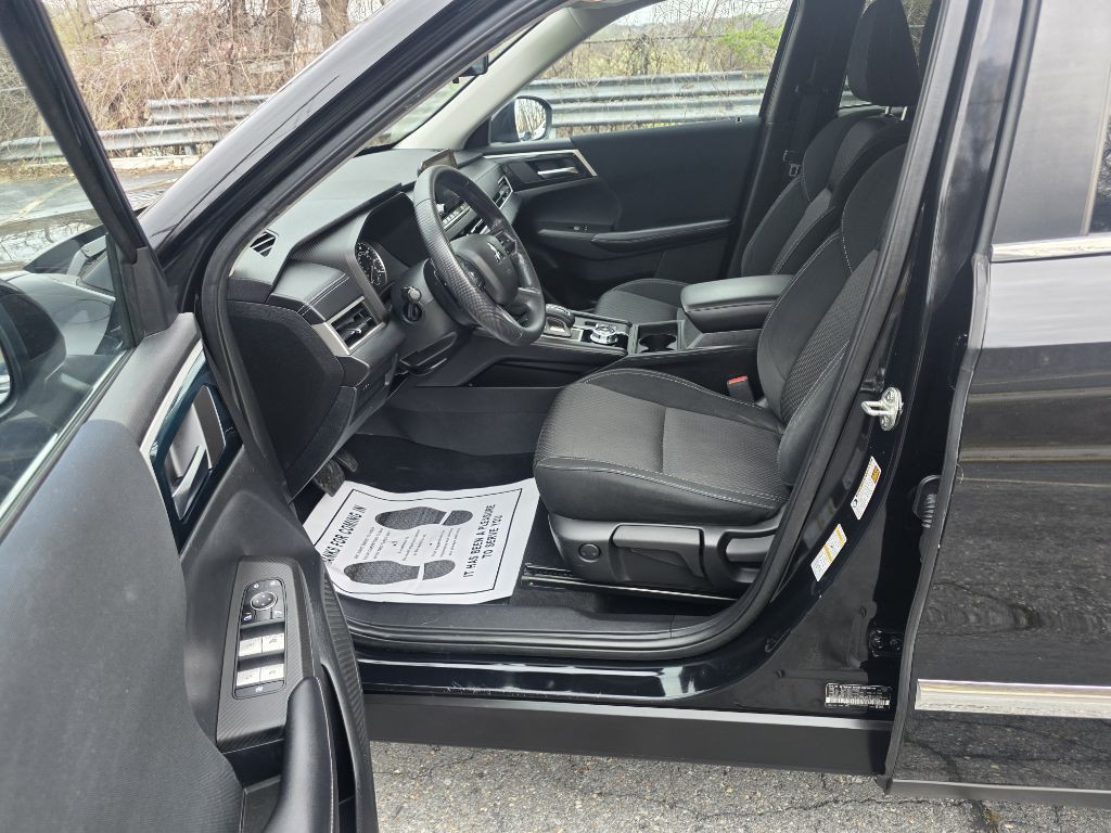 2022 Mitsubishi Outlander Image 5
