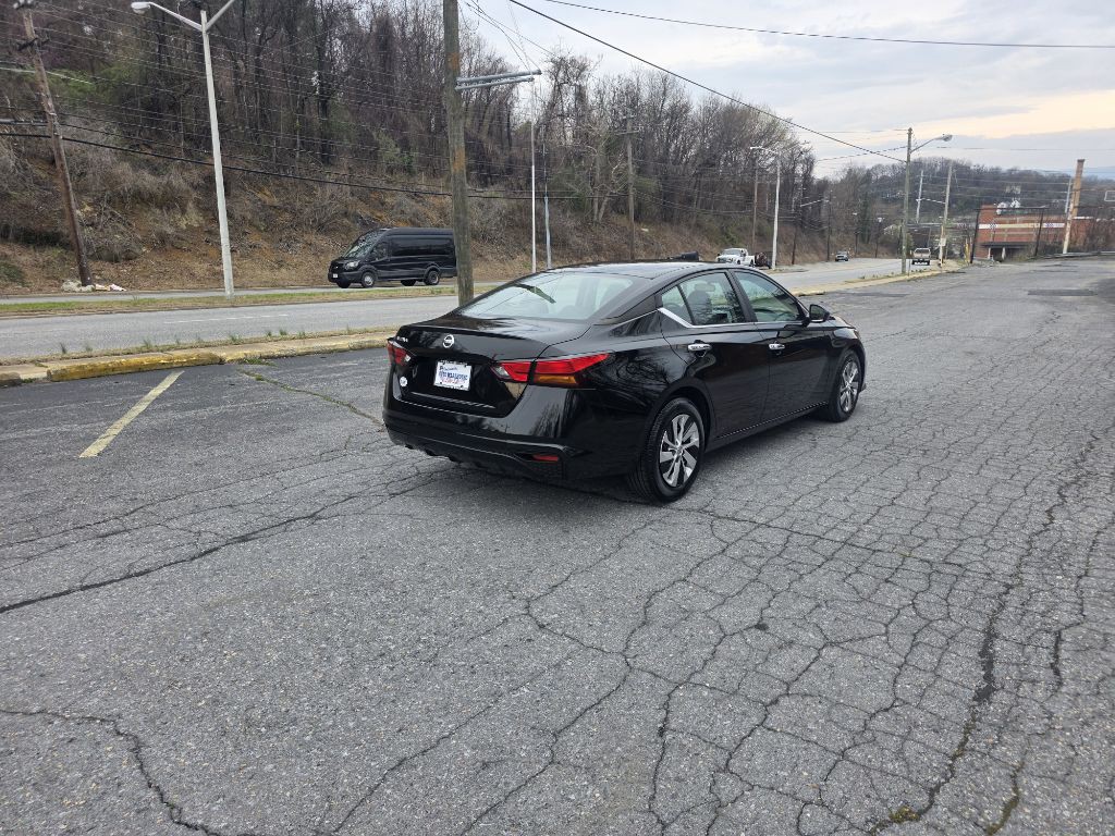 2021 Nissan Altima Image 2