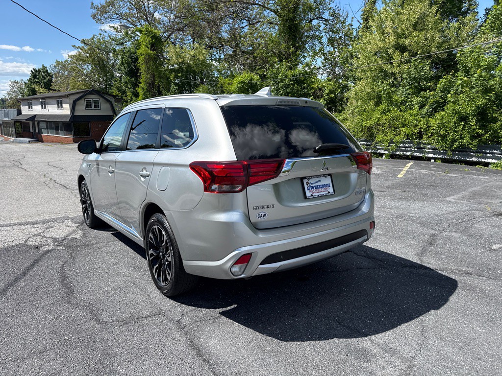2018 Mitsubishi Outlander Image 4