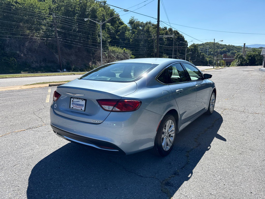 2015 Chrysler 200 Image 3
