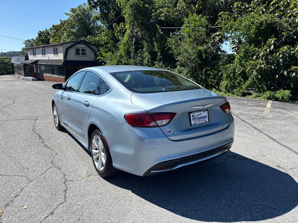 2015 Chrysler 200 Image 4
