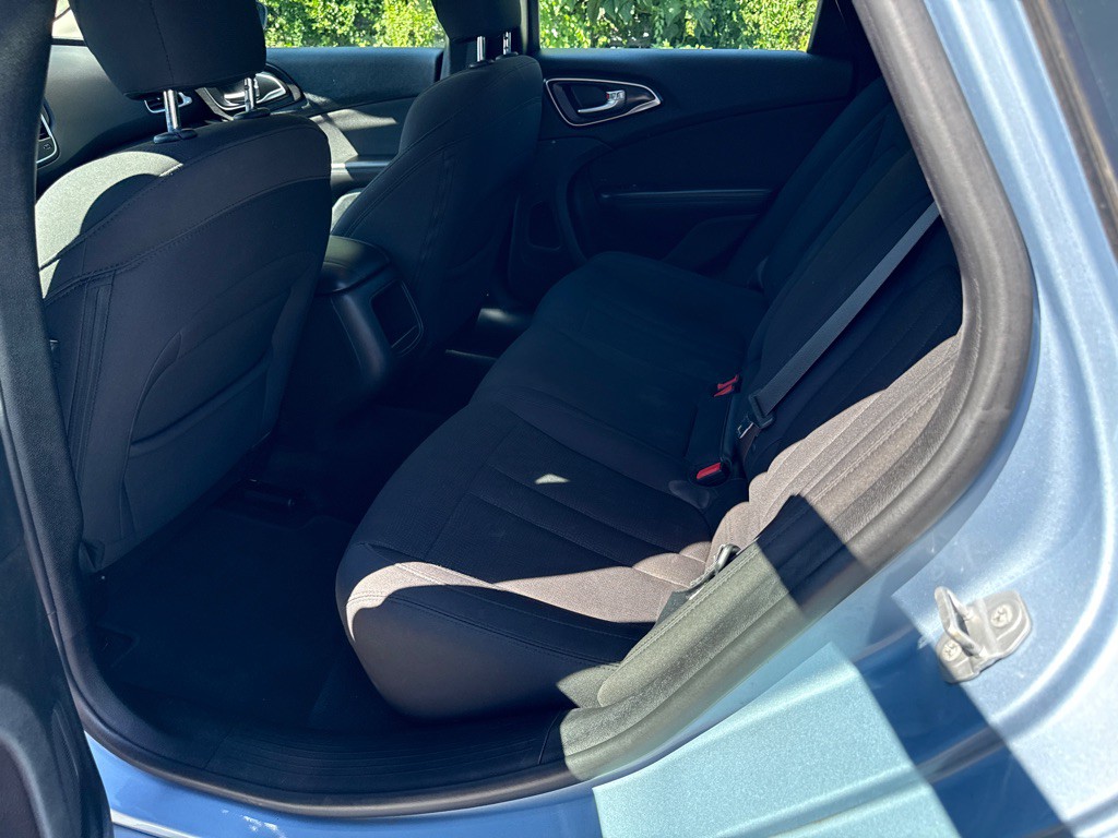 2015 Chrysler 200 Image 6