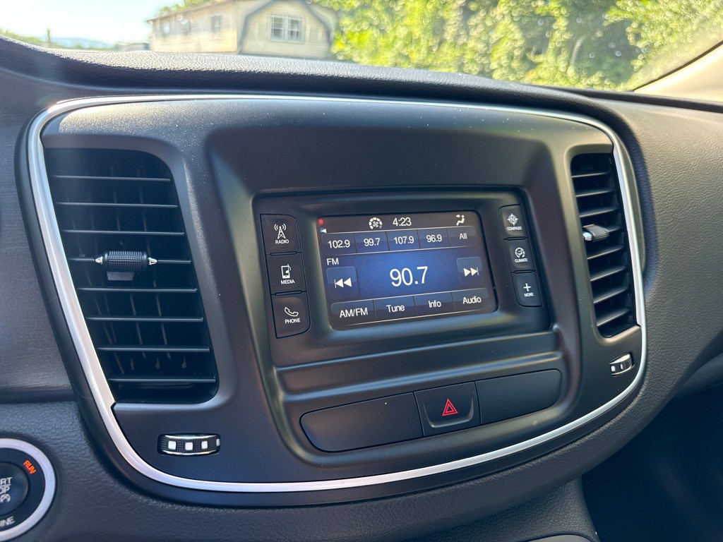 2015 Chrysler 200 Image 13