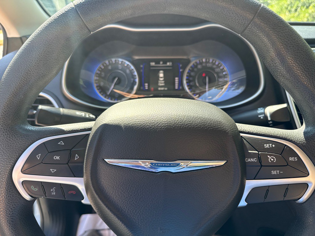 2015 Chrysler 200 Image 16