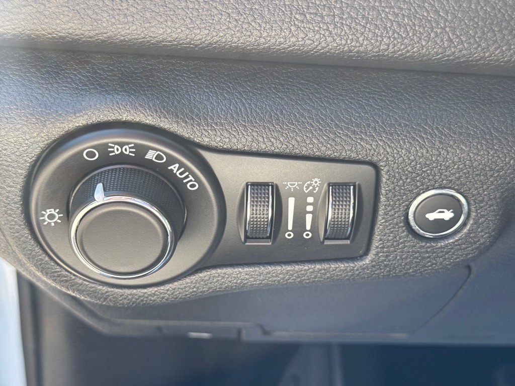 2015 Chrysler 200 Image 17