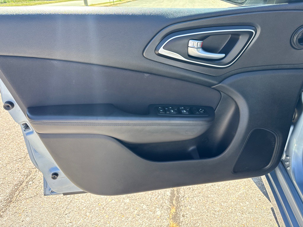 2015 Chrysler 200 Image 18