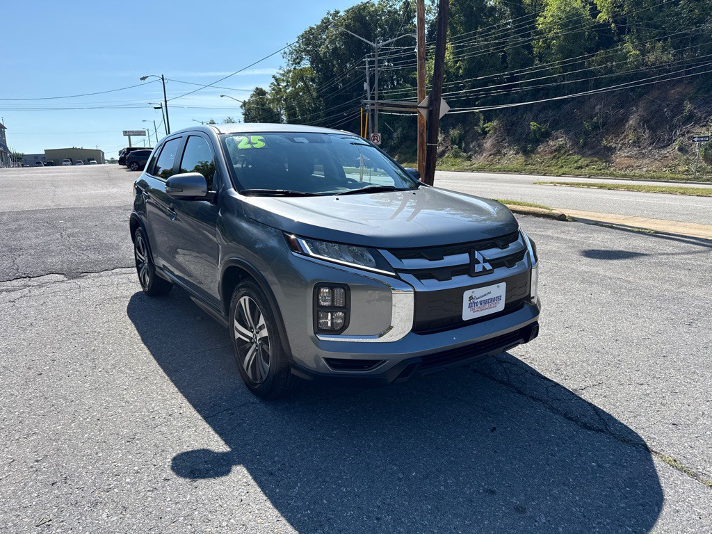 2025 Mitsubishi Outlander Image 2