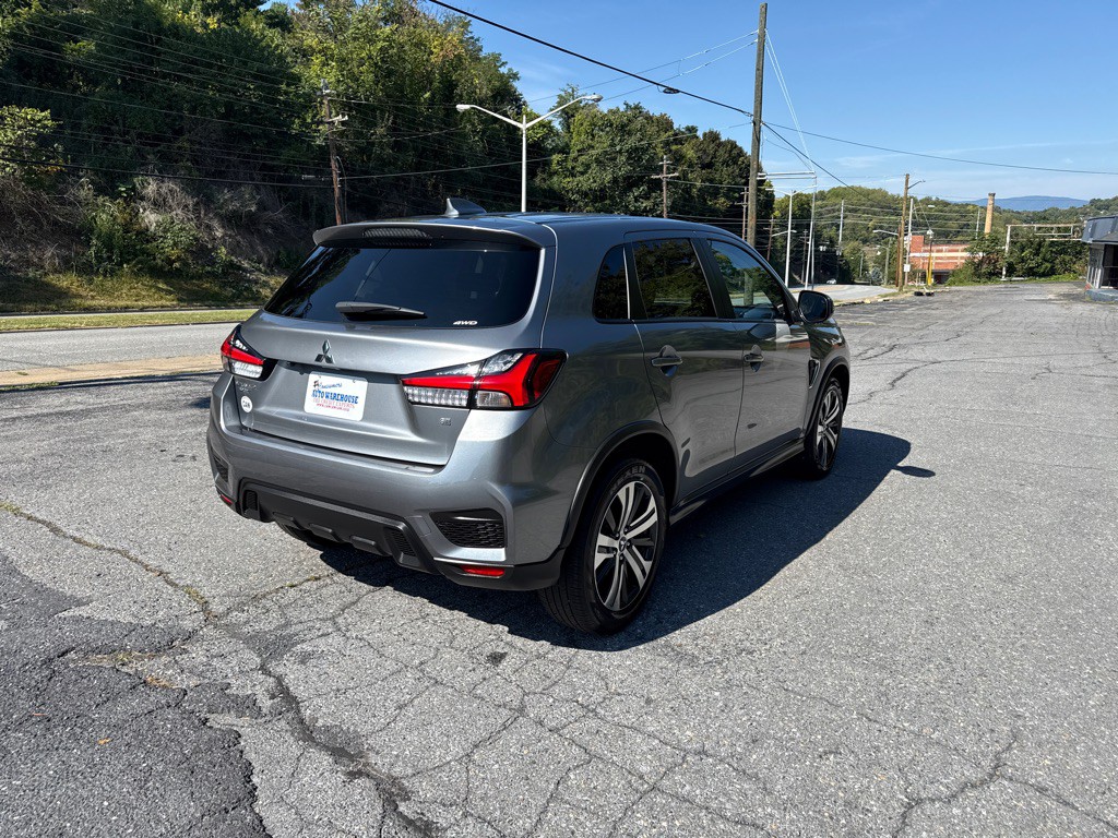 2025 Mitsubishi Outlander Image 3