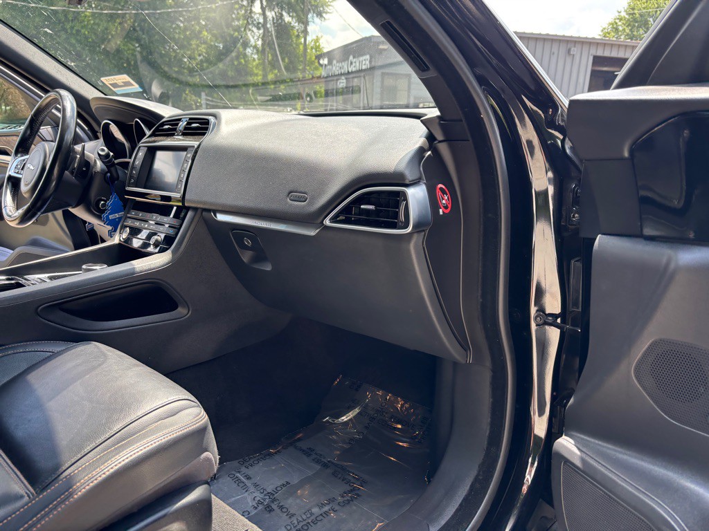 2018 Jaguar F-PACE Image 27