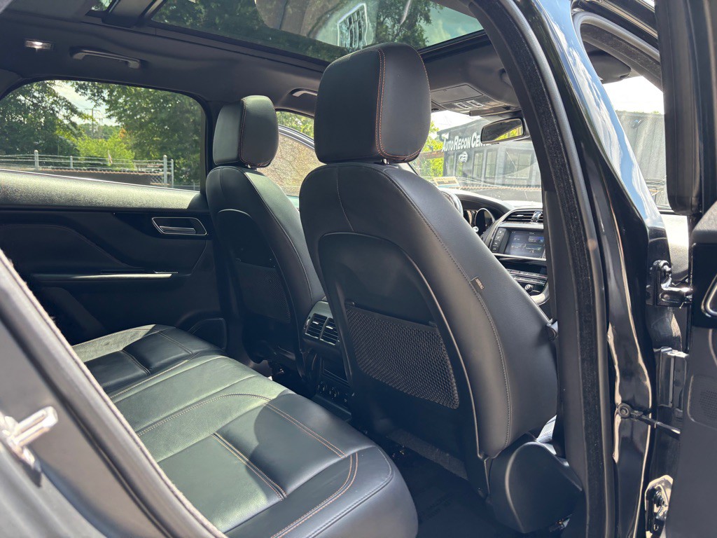 2018 Jaguar F-PACE Image 30