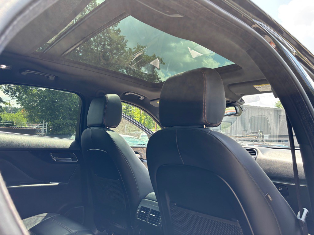 2018 Jaguar F-PACE Image 32
