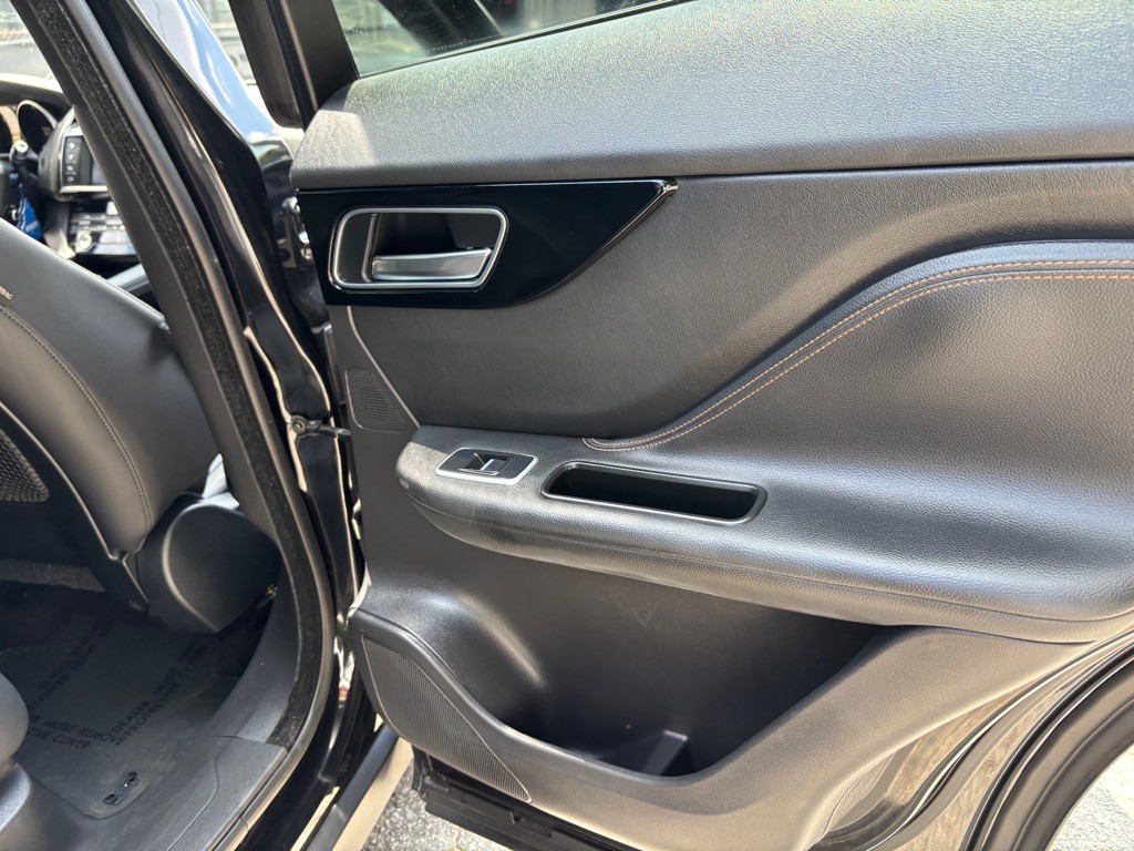 2018 Jaguar F-PACE Image 36