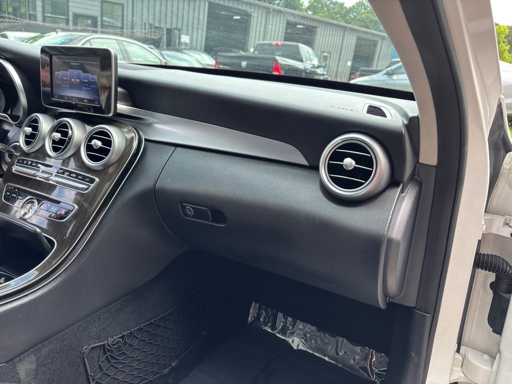 2017 Mercedes-Benz C-Class Image 32
