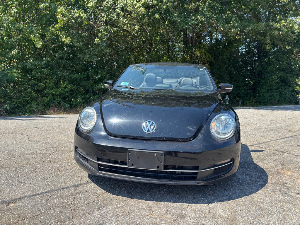2013 Volkswagen Beetle Image 2