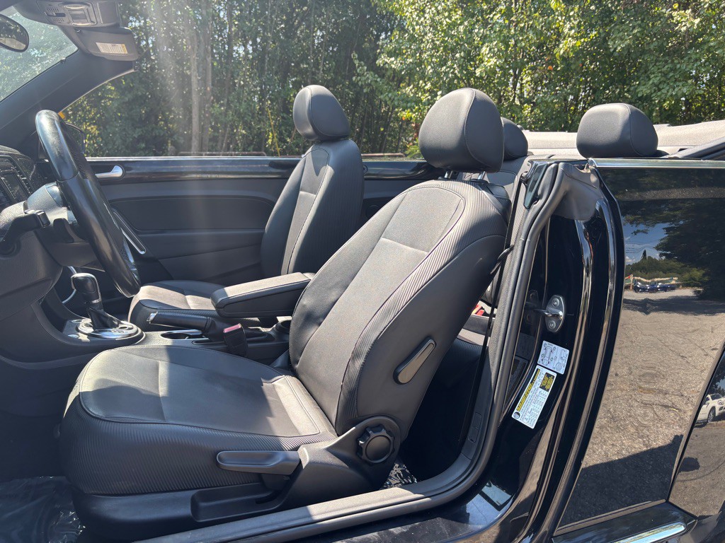 2013 Volkswagen Beetle Image 24
