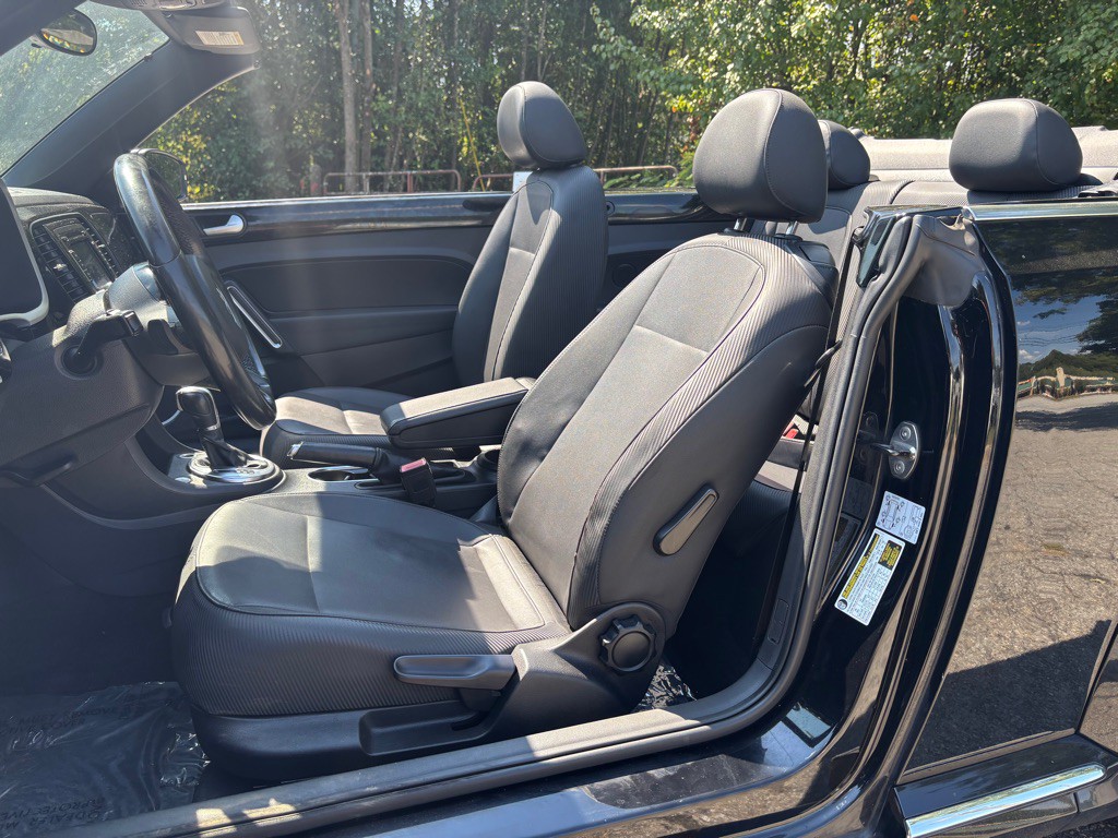 2013 Volkswagen Beetle Image 25