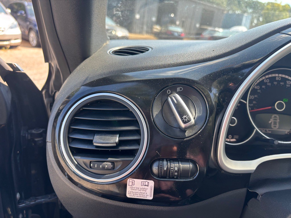 2013 Volkswagen Beetle Image 33