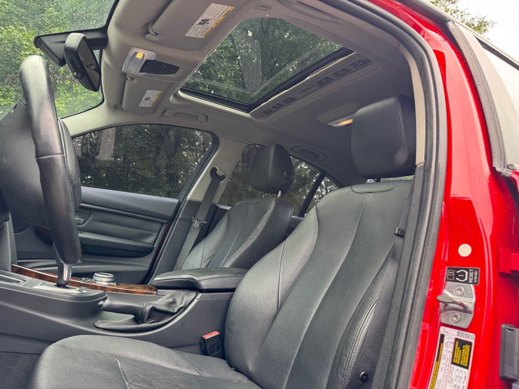 2014 BMW 3 Series Image 17