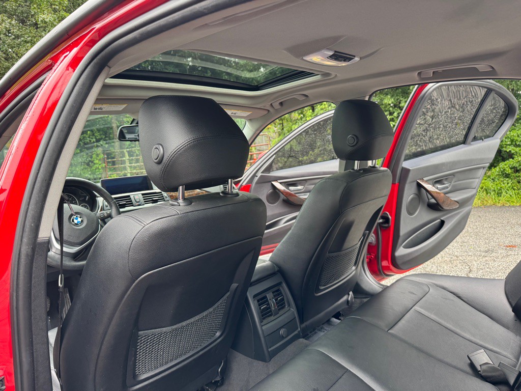 2014 BMW 3 Series Image 30