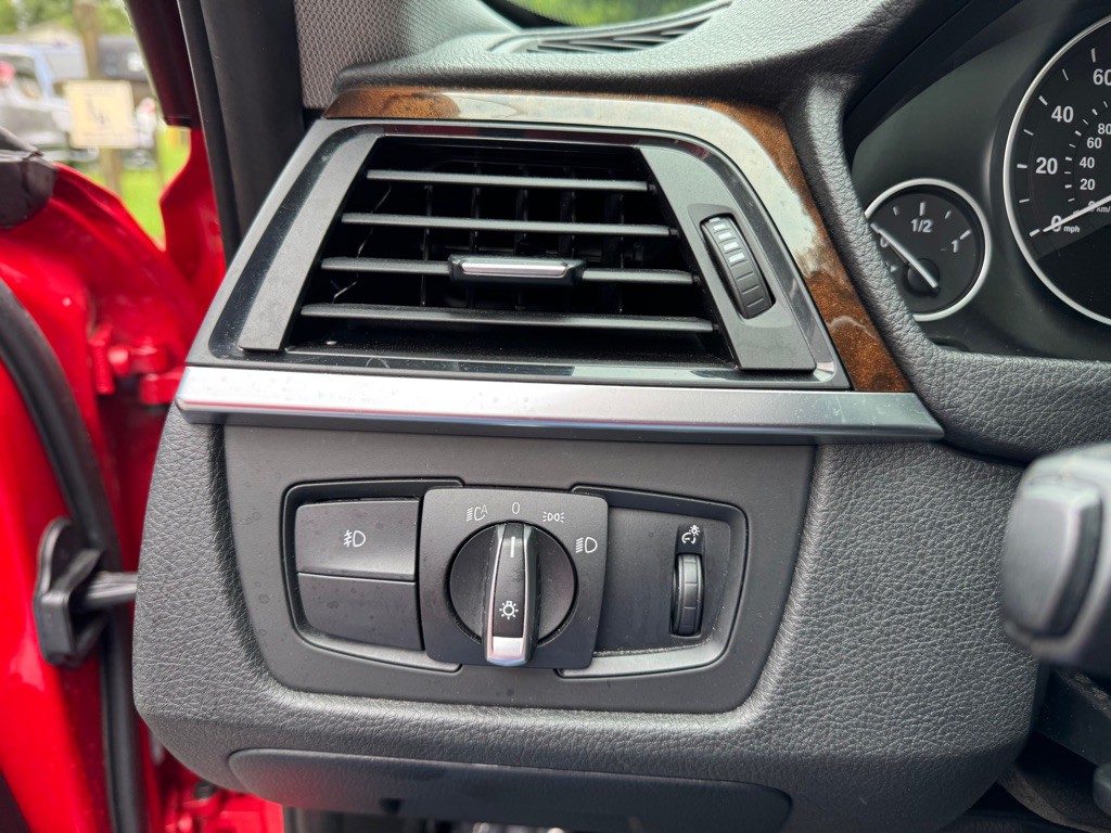 2014 BMW 3 Series Image 35