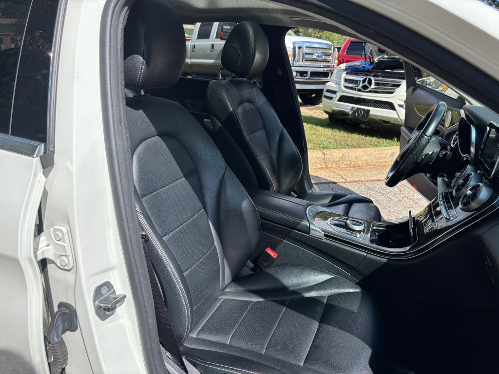 2017 Mercedes-Benz C-Class Image 24