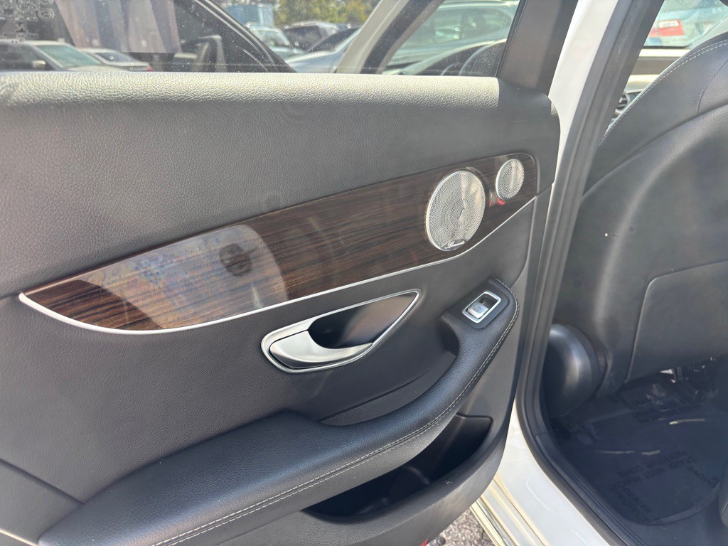 2017 Mercedes-Benz C-Class Image 40