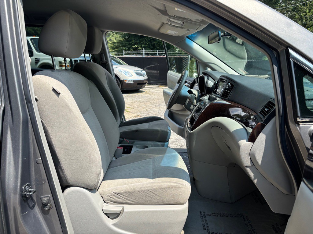 2017 Nissan Quest Image 25