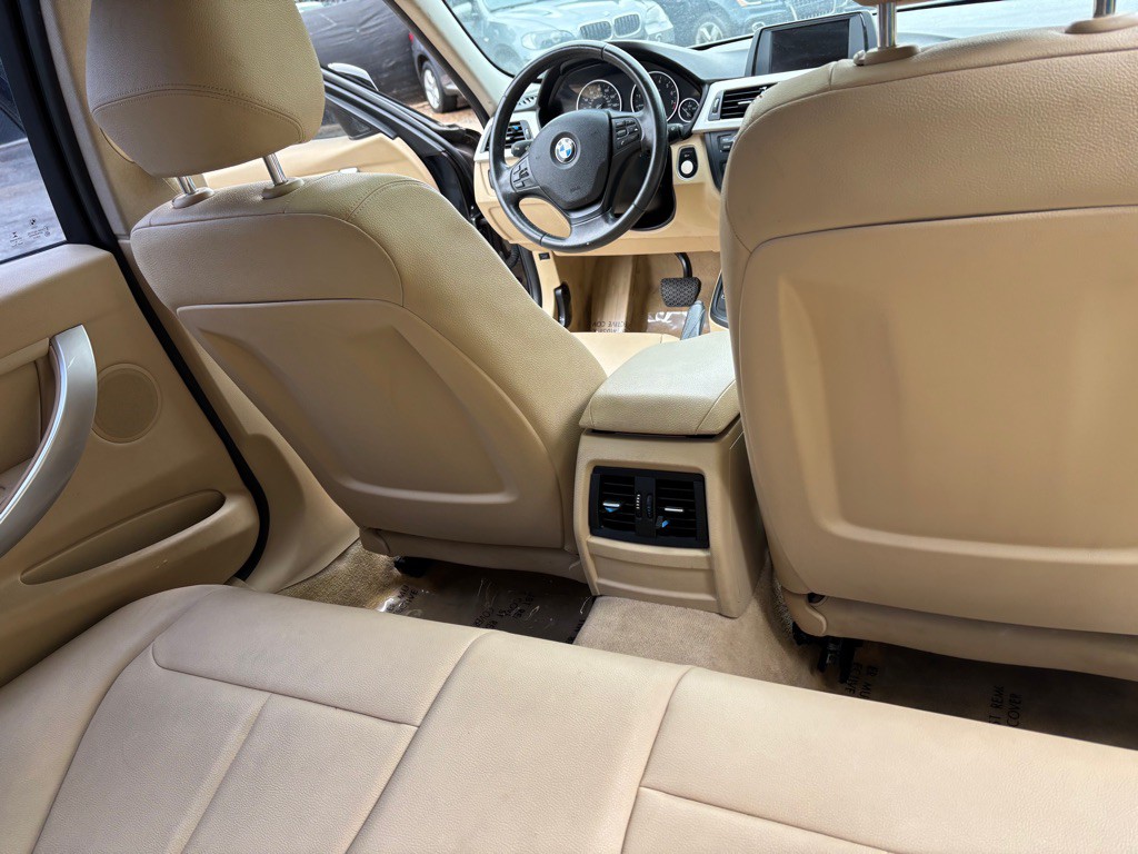 2014 BMW 3 Series Image 24