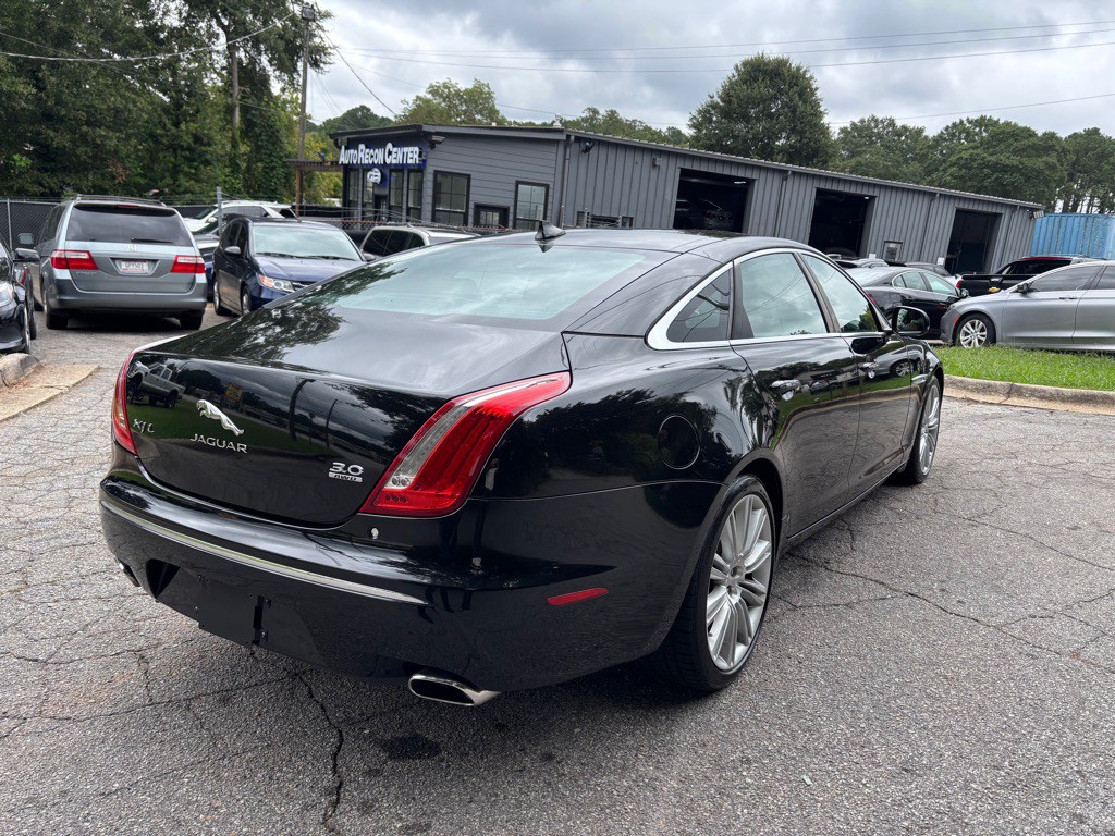 2015 Jaguar XJ Image 10