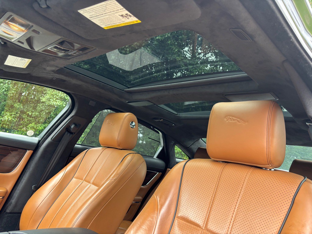 2015 Jaguar XJ Image 23