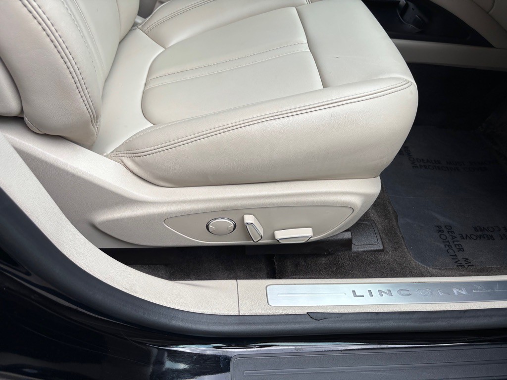 2017 Lincoln MKZ Image 25