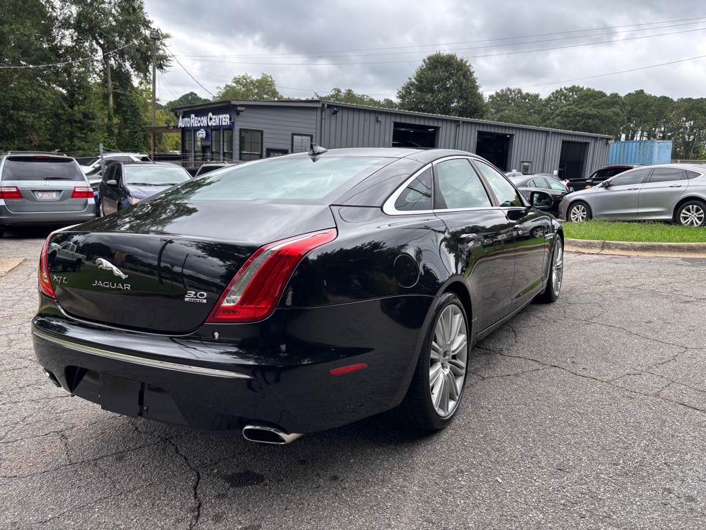 2015 Jaguar XJ Image 11