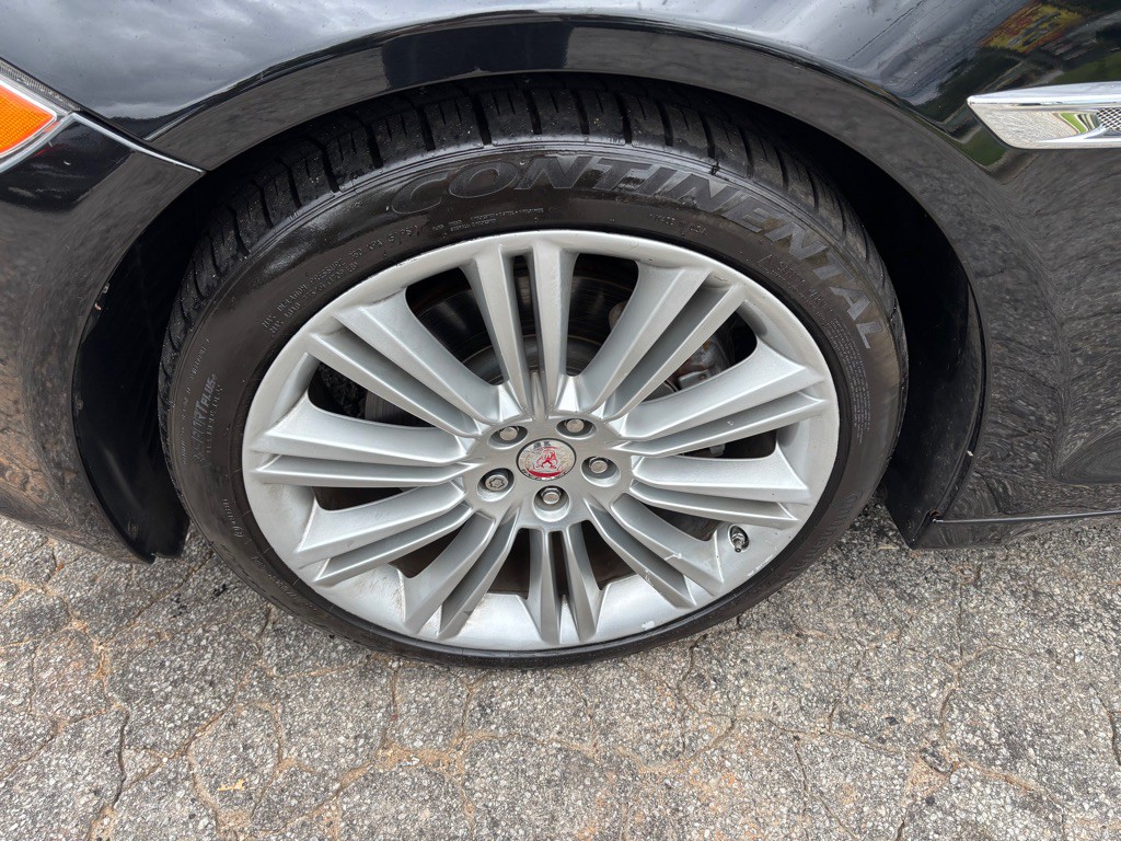 2015 Jaguar XJ Image 17