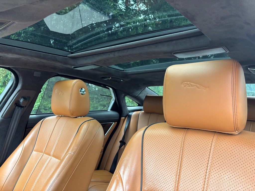 2015 Jaguar XJ Image 24