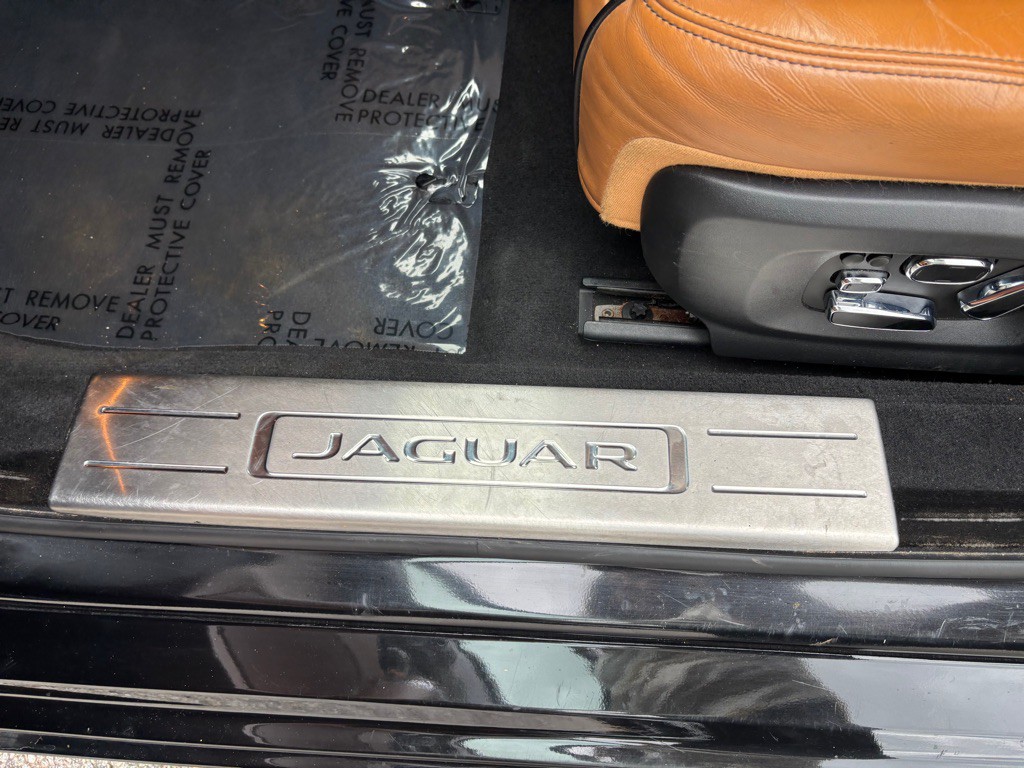 2015 Jaguar XJ Image 28