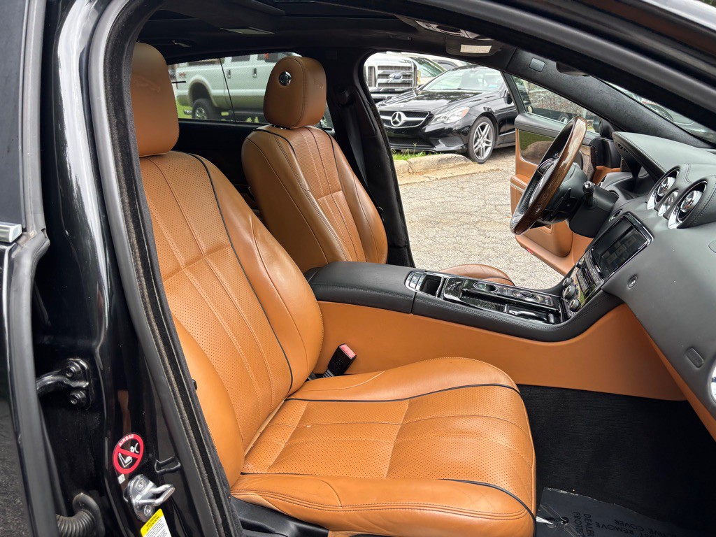 2015 Jaguar XJ Image 30