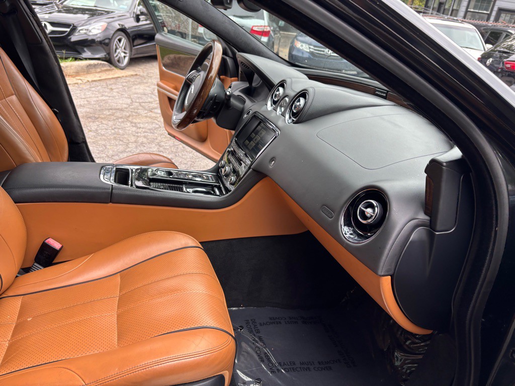 2015 Jaguar XJ Image 31