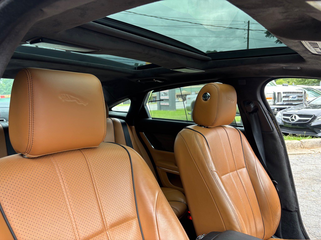 2015 Jaguar XJ Image 32
