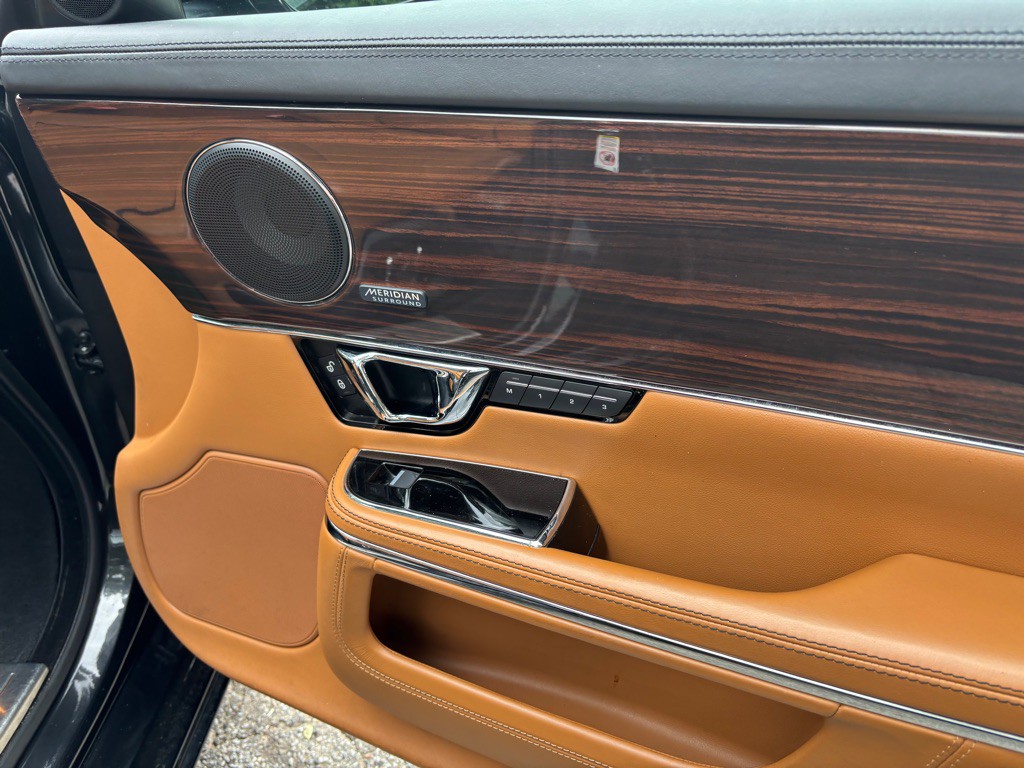 2015 Jaguar XJ Image 33