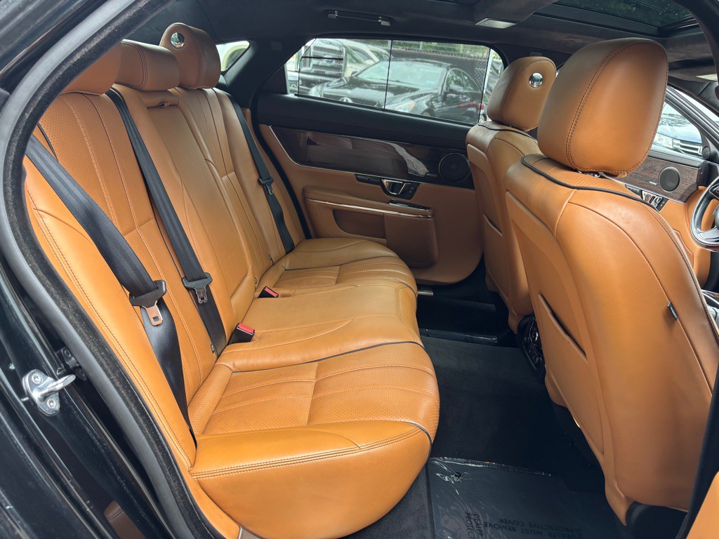 2015 Jaguar XJ Image 34