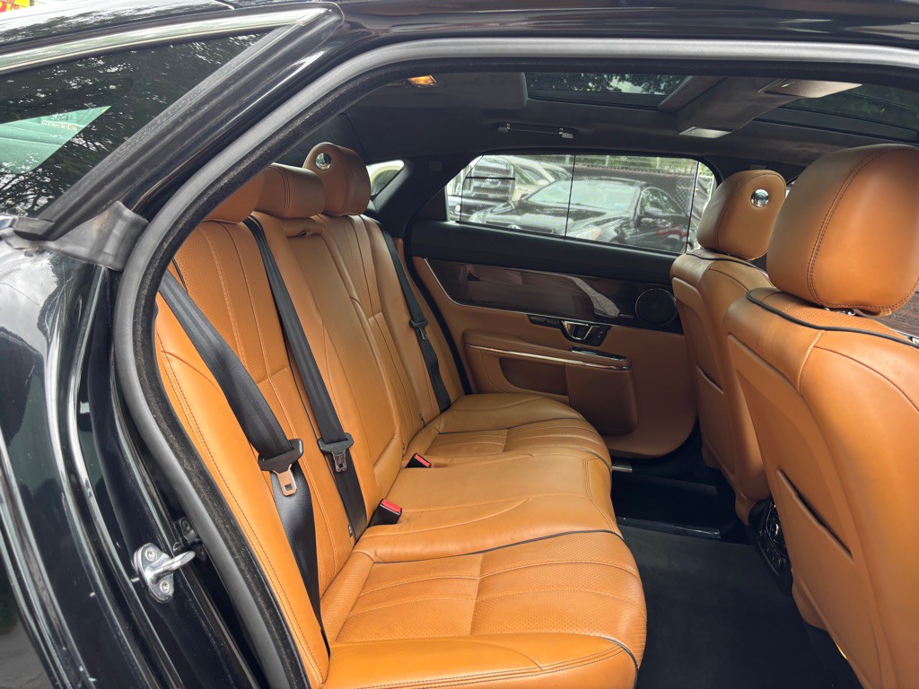 2015 Jaguar XJ Image 35