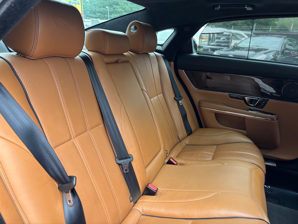 2015 Jaguar XJ Image 36