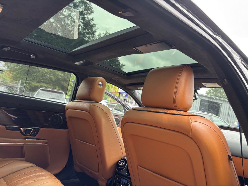 2015 Jaguar XJ Image 37