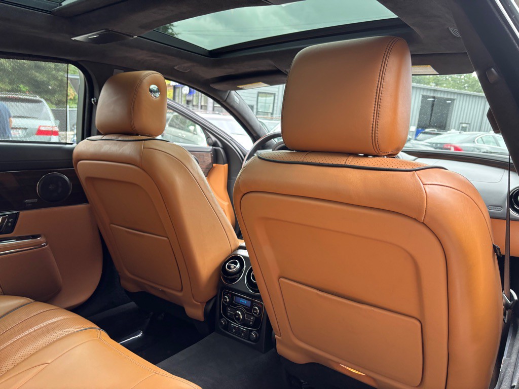 2015 Jaguar XJ Image 38
