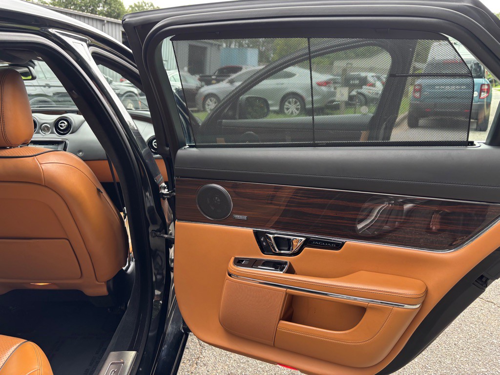 2015 Jaguar XJ Image 40